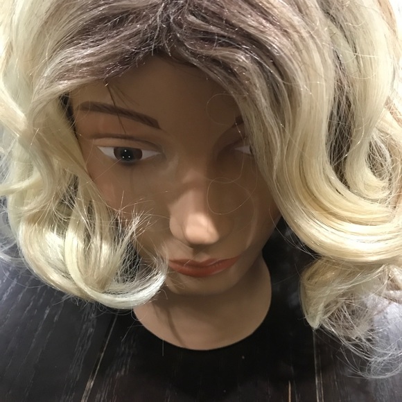 Women’s shoulder length curly synthetic wig NIP - Picture 2 of 4